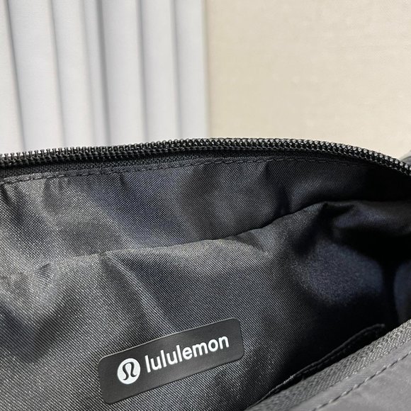 Lululemon Mini Shoulder Bag 4L - Picture 7 of 9